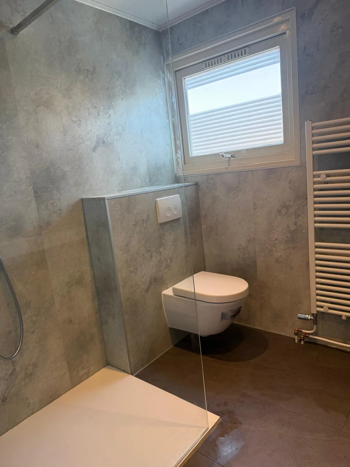 Marmerlook badkamer na renovatie