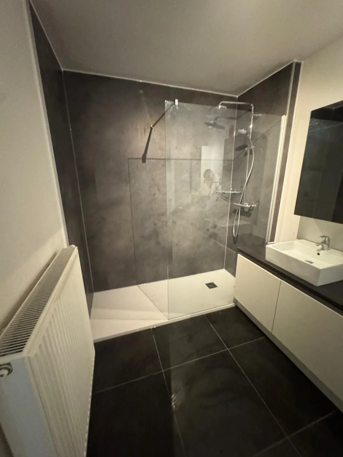 Marmerlook badkamer na renovatie