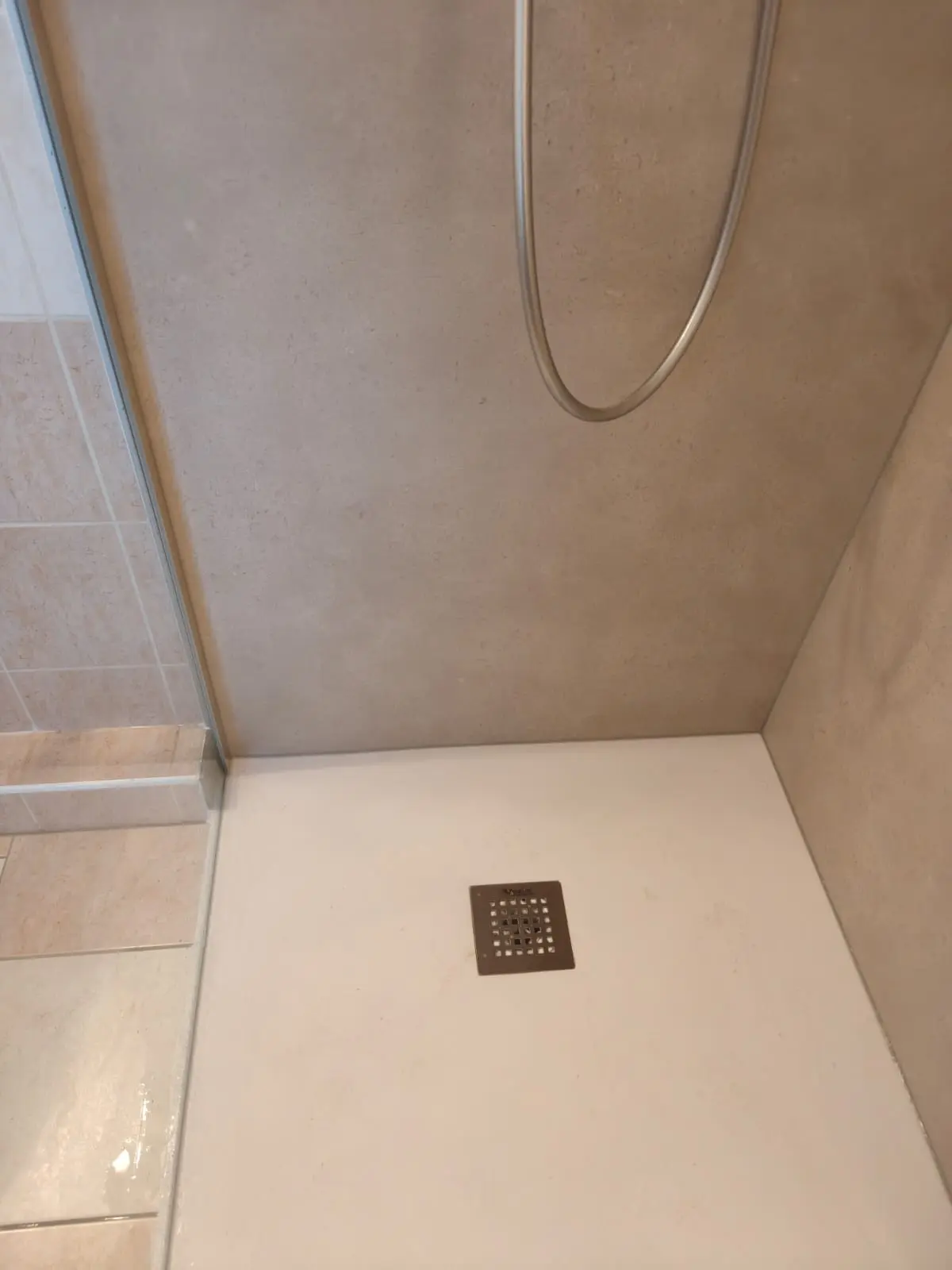 Marmerlook badkamer na renovatie