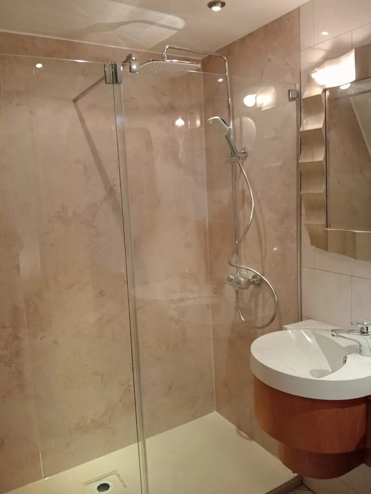 Marmerlook badkamer na renovatie