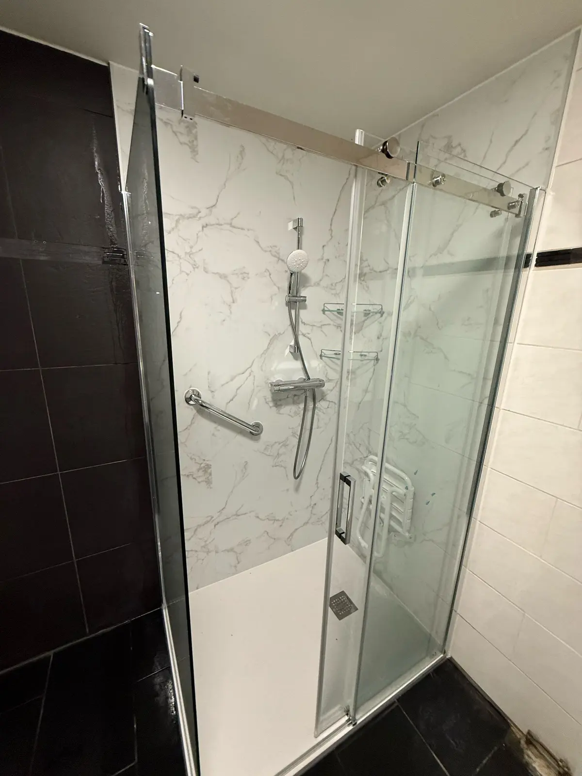 Marmerlook badkamer na renovatie