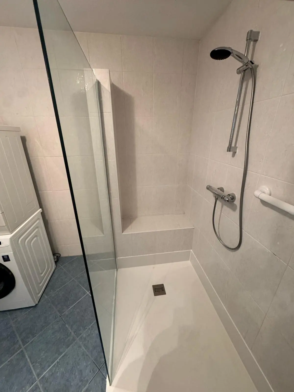 Marmerlook badkamer na renovatie