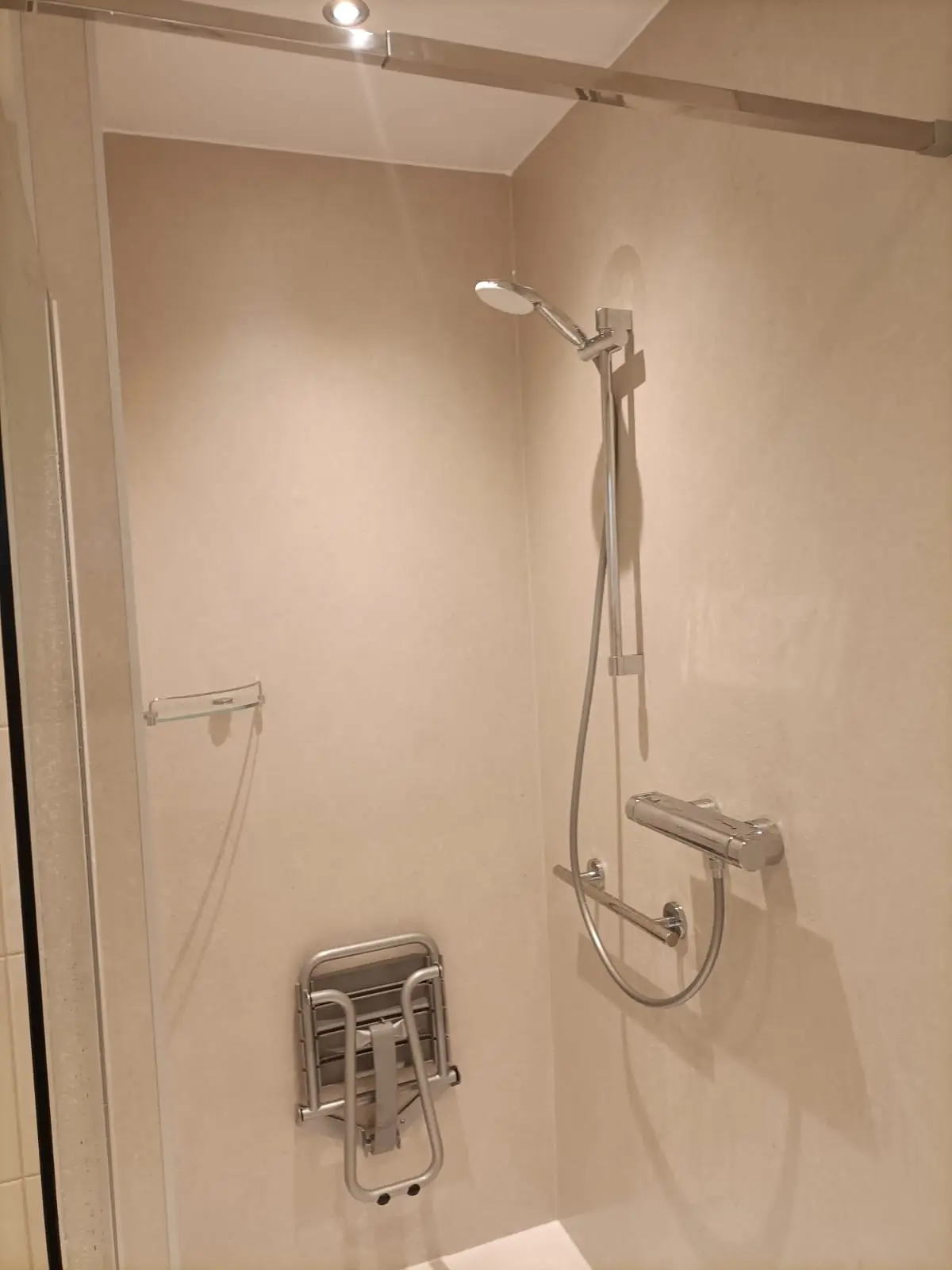 Marmerlook badkamer na renovatie