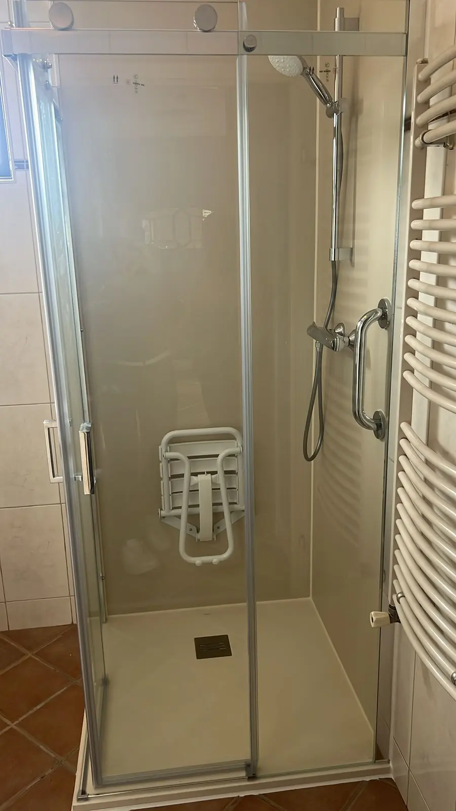 Marmerlook badkamer na renovatie